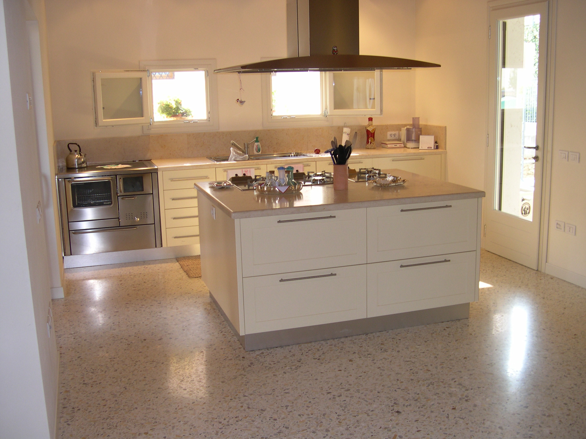 Cucina moderna bianca su misura: design minimale e artigianato Baggio Arredamenti .