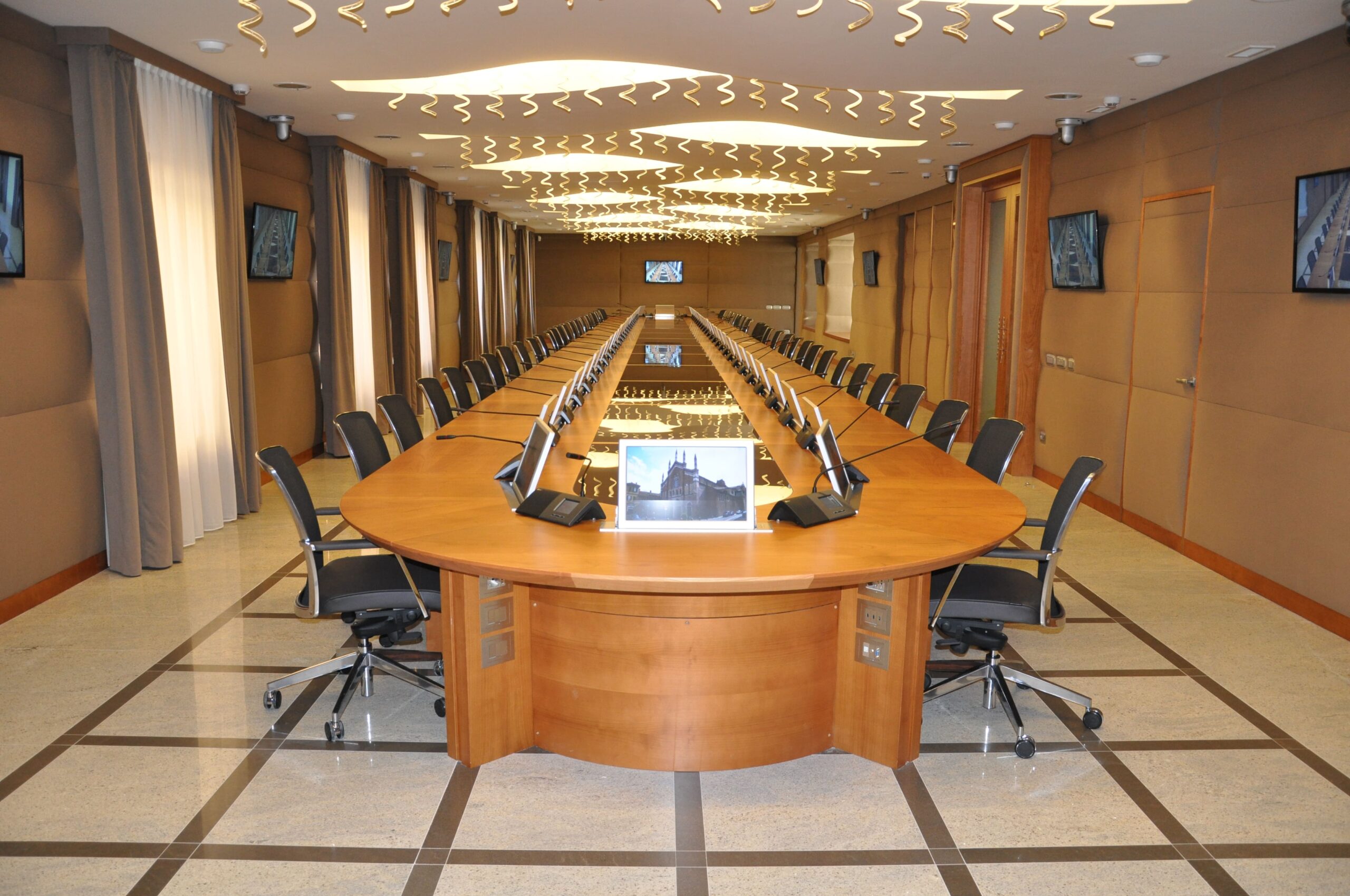 Grande tavolo riunioni moderno su misura per sala conferenze: arredo ufficio Baggio Arredamenti.