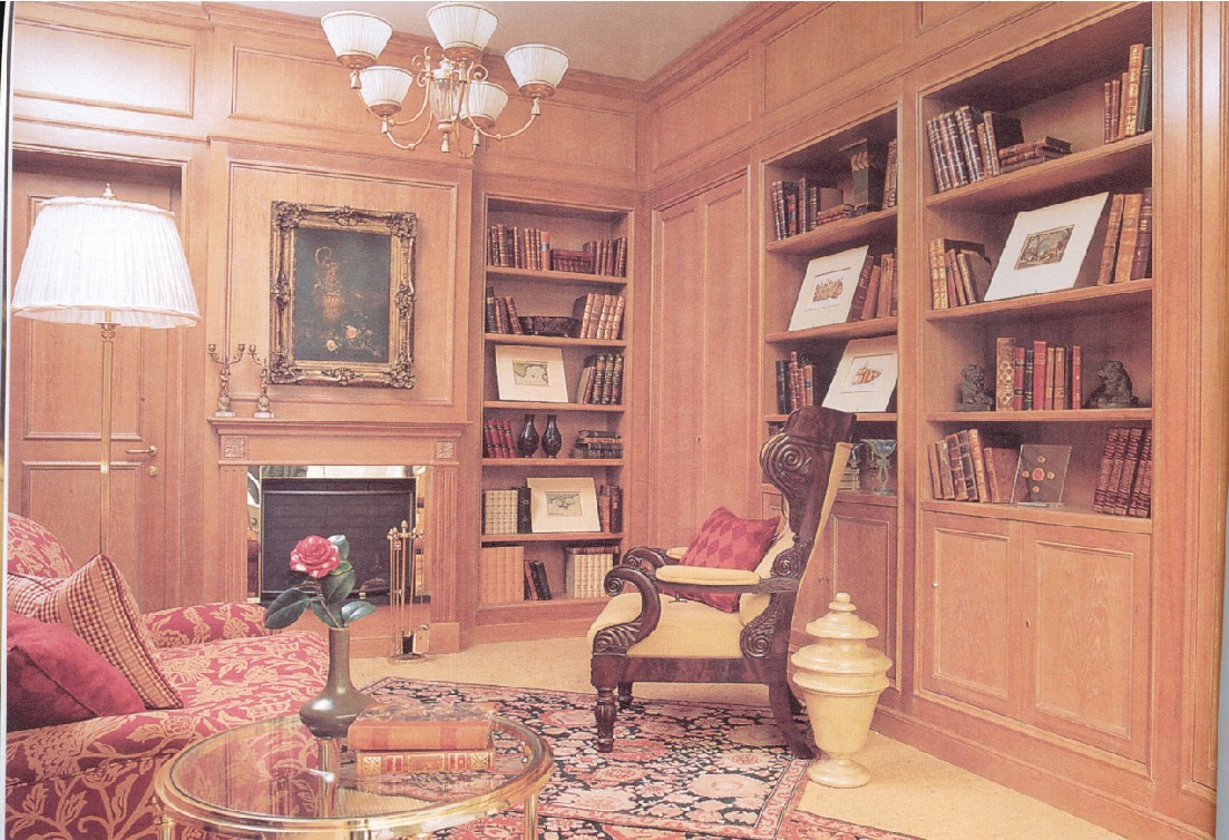 Boiserie in ciliegio su misura per salotto classico: eccellenza artigianale Baggio Arredamenti.